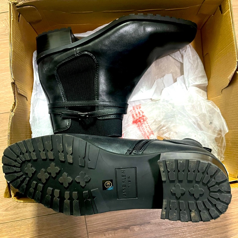 Woman Anne Klein leather boots